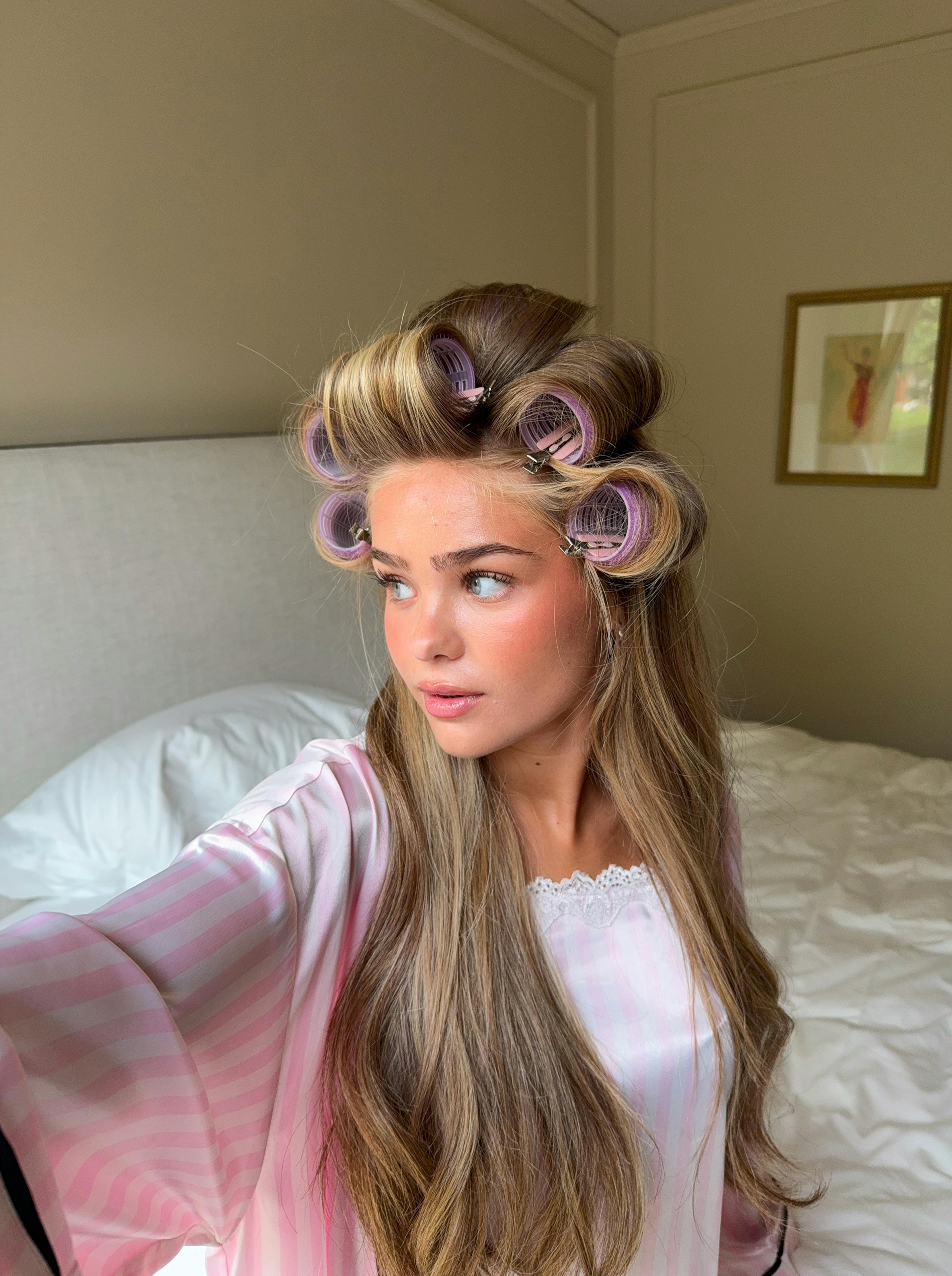 Rosa stripete pysj med blondekant og kimono – stylet med hårruller for glamorøs look.