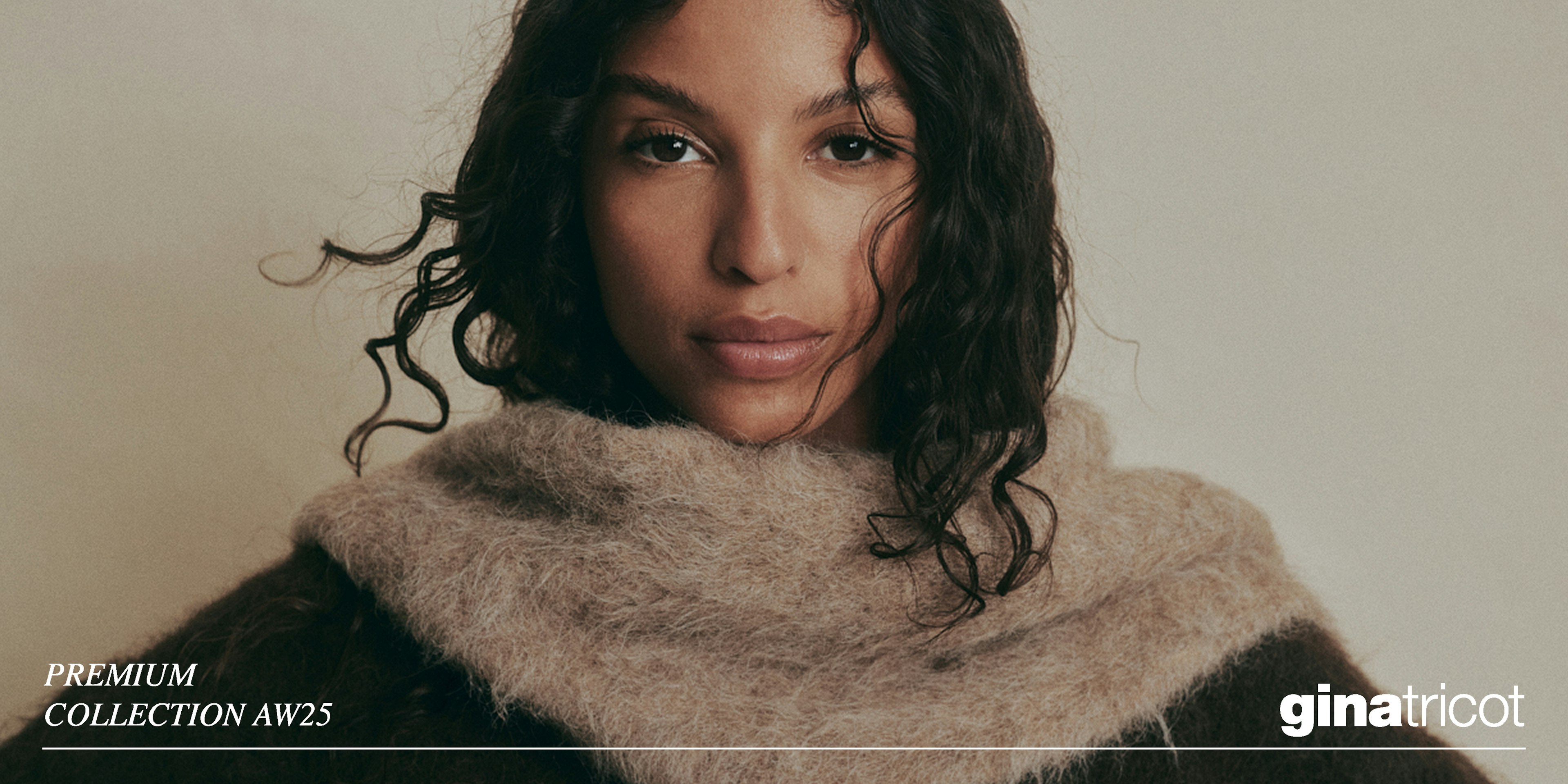 Beige fluffig sjal från Premium Collection AW25