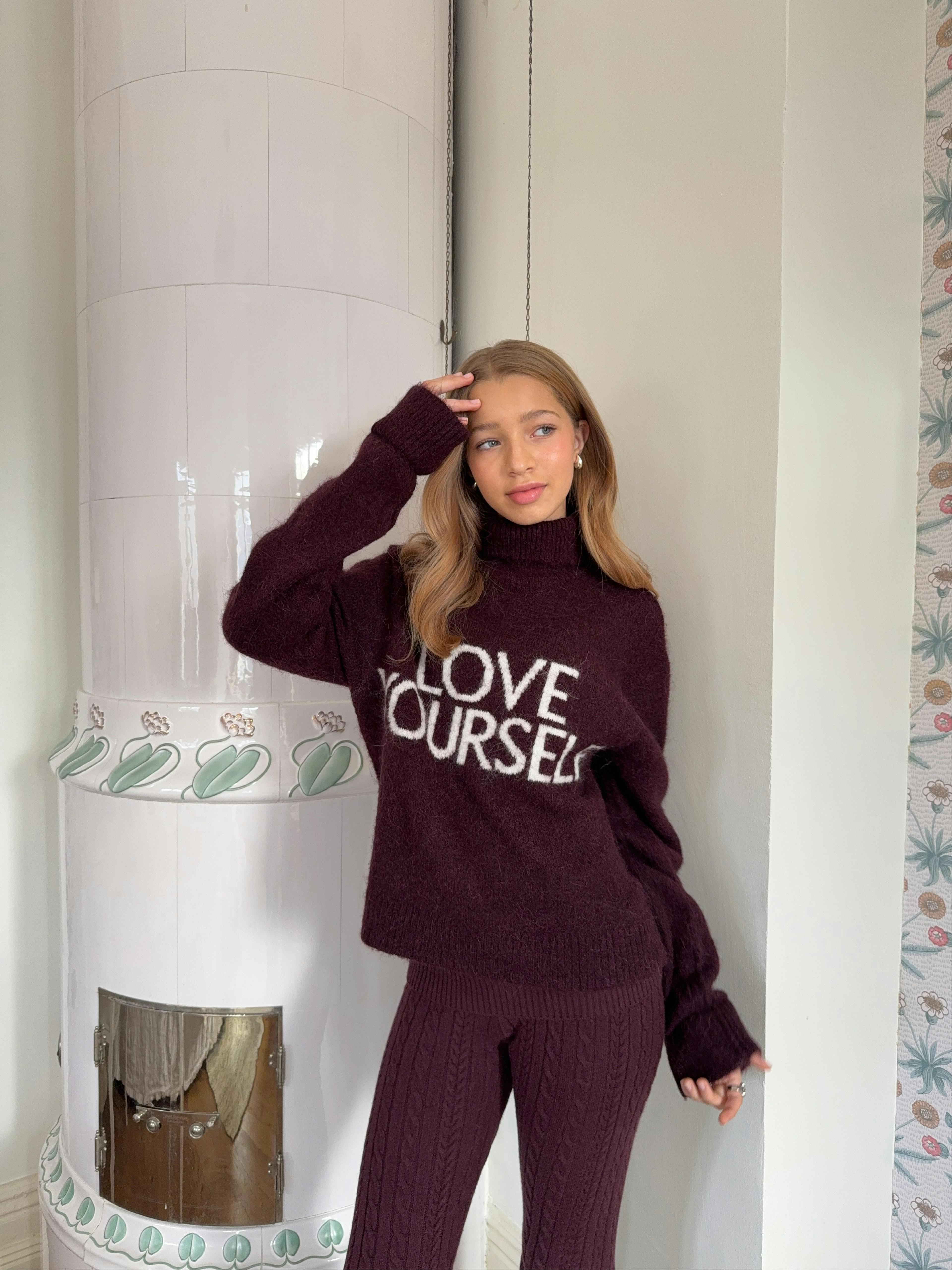 Y knitted turtleneck sweater