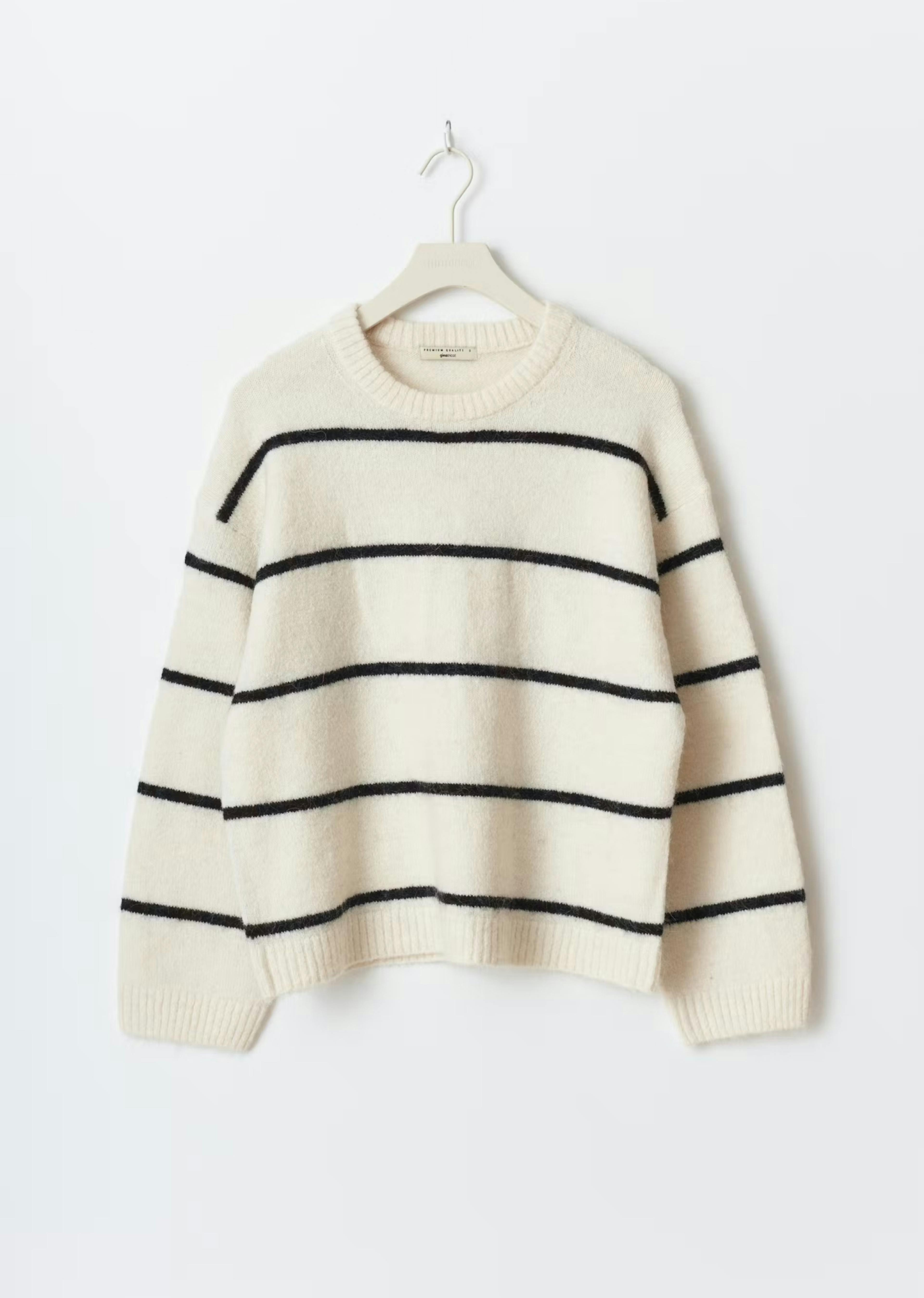 Crew neck knitted sweater